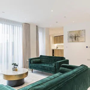 Apartment Luxury Spacious Flat With Communal Gardens And Parking